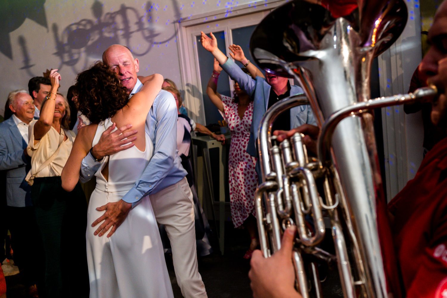 Trouwen bij Lokaal55 Trouwfotograaf Sneek journalistieke trouwfotografie Friesland putkapel feest