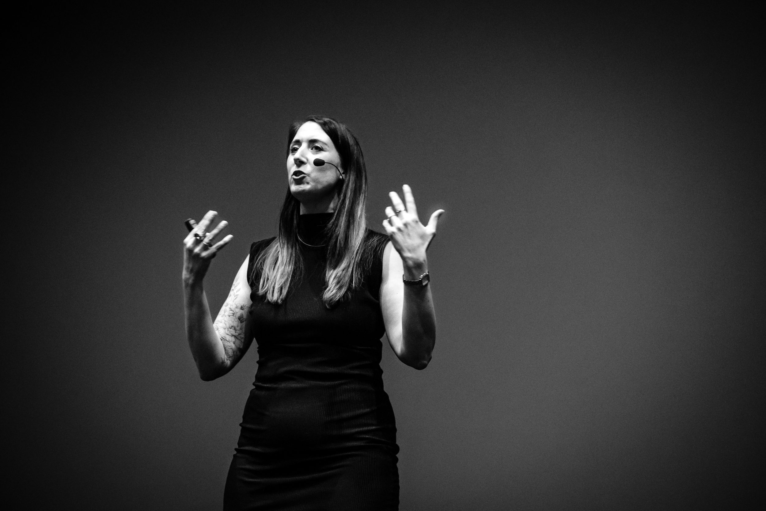 Linda Bouritius sprekend op een congres. Spreker en coach voor fotografen